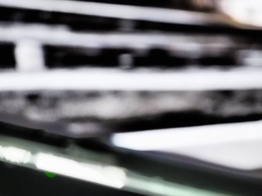 Arkaplan için uygun bulanık siyah ve beyaz çizgilerin soyut deseni