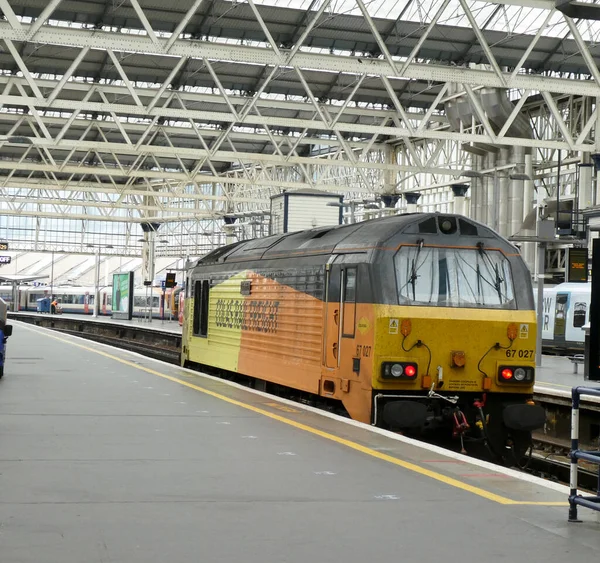 Eine Diesellokomotive der Baureihe 67 besucht den Londoner Bahnhof Waterloo — Stockfoto