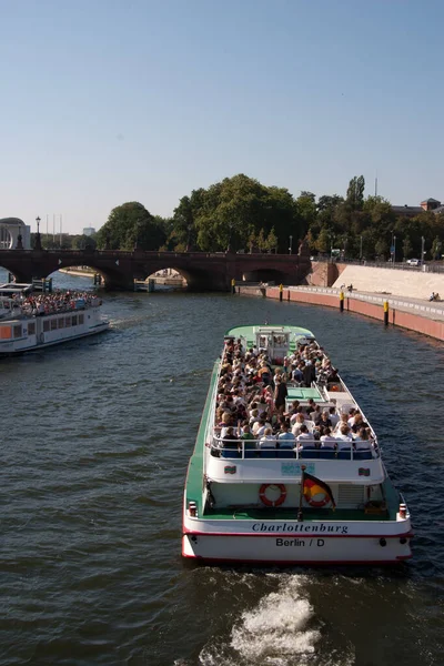 Bateaux de tourisme Sur la rivière Spree à Berlin en Allemagne — Photo