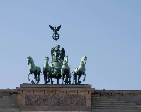 ベルリンのブランデンブルク門の上にある天使と戦車のブロンズ像のクローズアップ — ストック写真