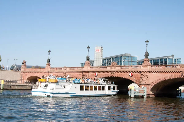 Bateaux de tourisme Sur la rivière Spree à Berlin en Allemagne — Photo