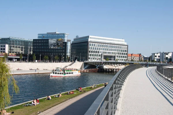 Almanya 'da Berlin' de nehir kıyısındaki turist tekneleri
