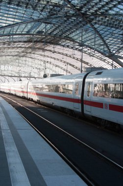 Berlin 'de etkileyici bir istasyon çatısı altında bir Alman şehirlerarası ICE treni görüldü.