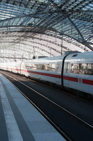 Ein ICE unter einem beeindruckenden Bahnhofsdach in Berlin — Stockfoto