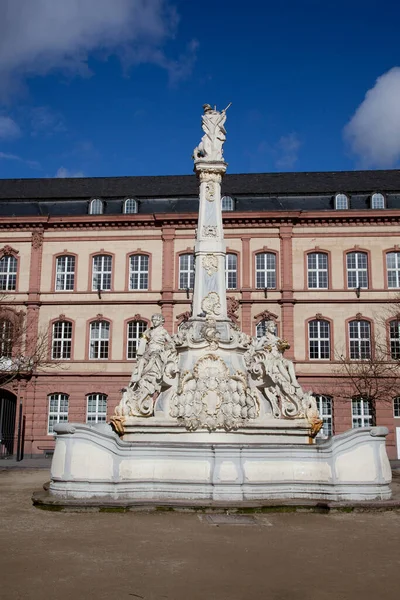 O atraente e histórico centro da cidade de Trier, na Alemanha — Fotografia de Stock