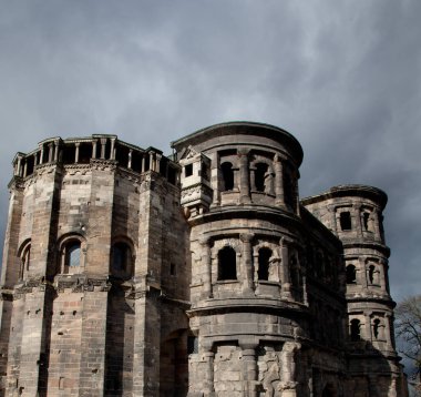  Almanya 'nın tarihi Trier kasabasındaki Kara Kapı