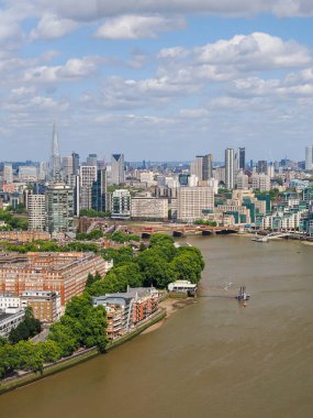Londra 'daki Battersea Elektrik İstasyonu' nun bacalarından birinin tepesindeki gözlem güvertesinden dikey ekin görüntüsü Londra şehrine doğru bakıyor. Yazın Thames nehri ve şehrin ufuk çizgisini gösteriyor.