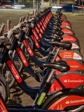 Birçok kırmızı ve mavi halk, Londra 'da bir cadde kenetlenme istasyonunda bulunan bisikletleri kullanır, bu bisikletler belediye başkanından sonra Boris bisikleti olarak bilinir. Tanıştırıldıklarında güç ondaydı..