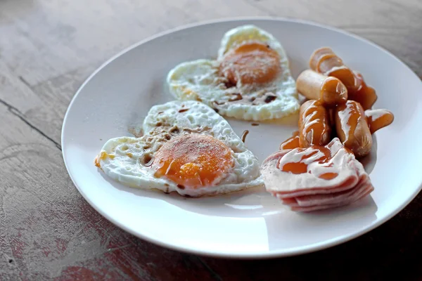 Frukost måltid med korv skinka ägg — Stockfoto