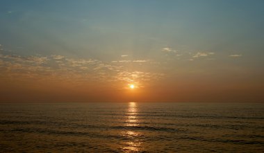 Denizin üzerinde güzel bir gün doğumu