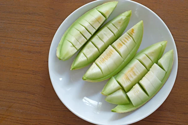 Peel cantaloupe meloen in witte plaat — Stockfoto