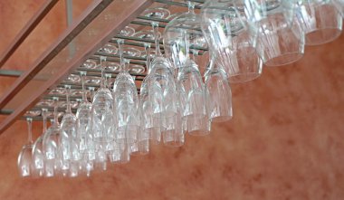 raf üzerinde boş şeffaf gözlük