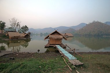 Göl gökyüzü arka plan ile yazlık