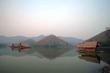 Göl gökyüzü arka plan ile yazlık