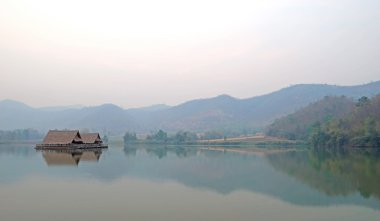 Göl gökyüzü arka plan ile yazlık