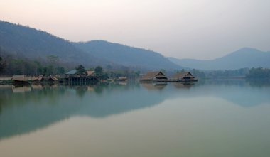 Göl gökyüzü arka plan ile yazlık