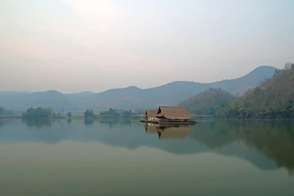 Cottage in lago con sfondo cielo — Foto Stock