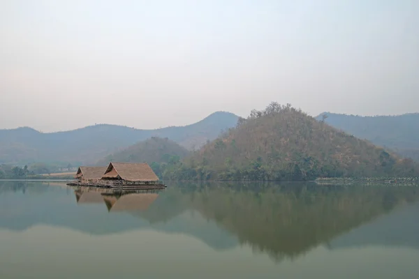 Chalet dans le lac avec fond de ciel — Photo