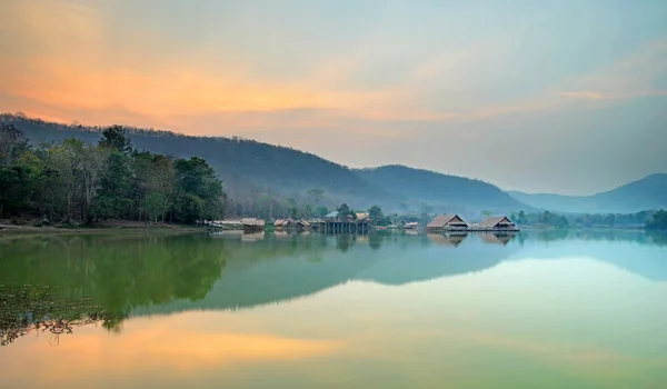 Cottage in lago con sfondo cielo — Foto Stock