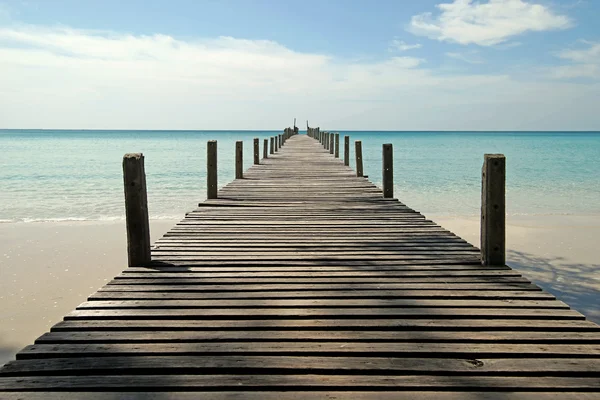 Houten steiger op zonnig strand — Stockfoto