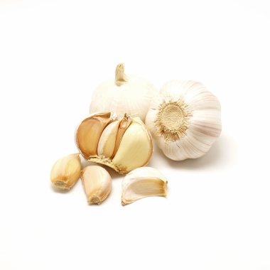 Sarımsak beyaza izole edilmiş
