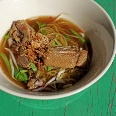 pirinç şehriye çorbası ile pişirilmiş ördek