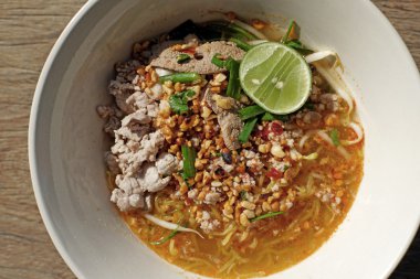 acılı pirinç şehriye çorbası ile pork