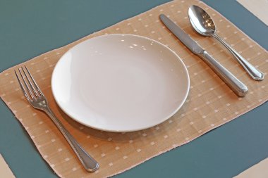 kaşık çatal bıçak ve boş beyaz tabak