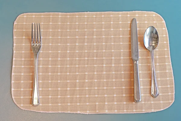 Tenedor de cuchara y cuchillo en mantel — Foto de Stock