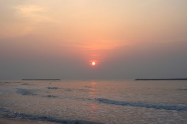 Denizin üzerinde güzel bir gün doğumu