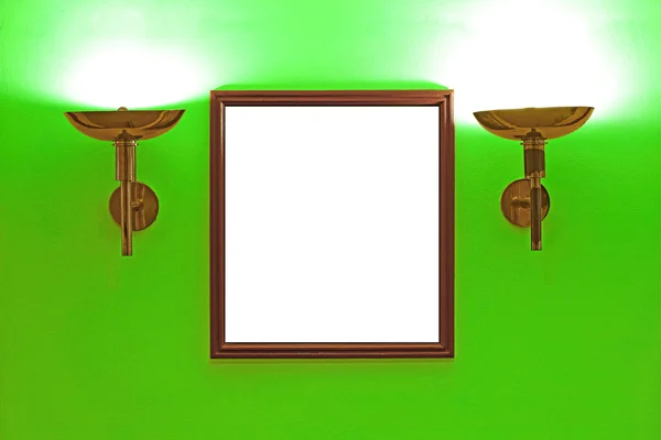 Prázdné rámečky obrázků na zeď s osvětlením — Stock fotografie