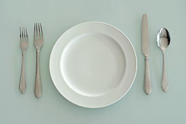 kaşık çatal bıçak ve boş beyaz tabak