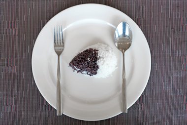 Beyaz tabak pirinç pişmiş