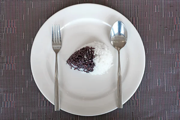 Arroz cocido en plato blanco — Foto de Stock