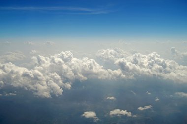 bulutlar bir uçağın penceresinden görüntülemek