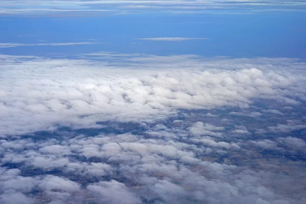 Nubes vista desde la ventana de un avión — Foto de Stock