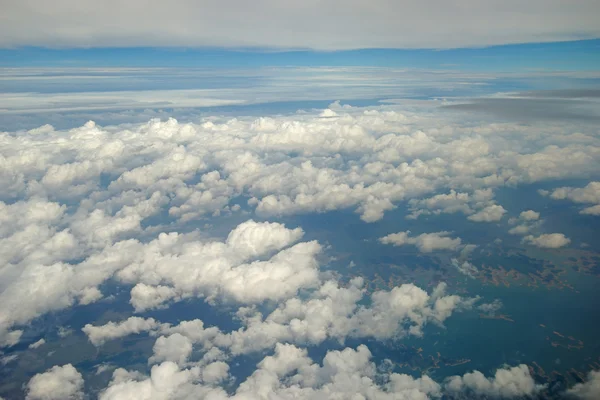 Wolken uitzicht uit het raam van een vliegtuig — Stockfoto