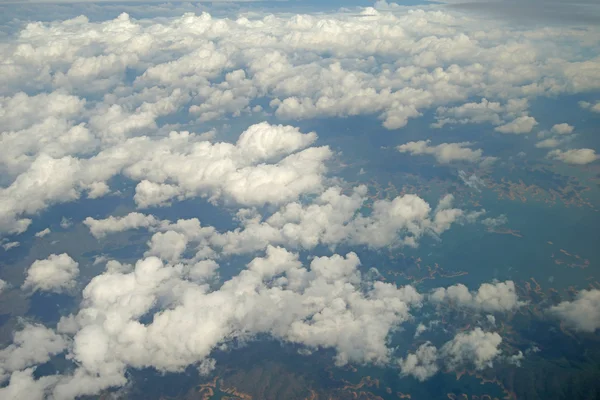 Nubes vista desde la ventana de un avión — Foto de Stock