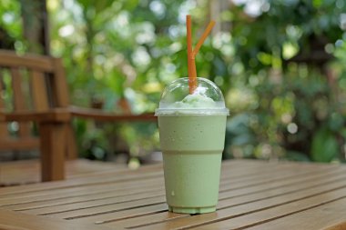 Matcha yeşil çay smoothie 
