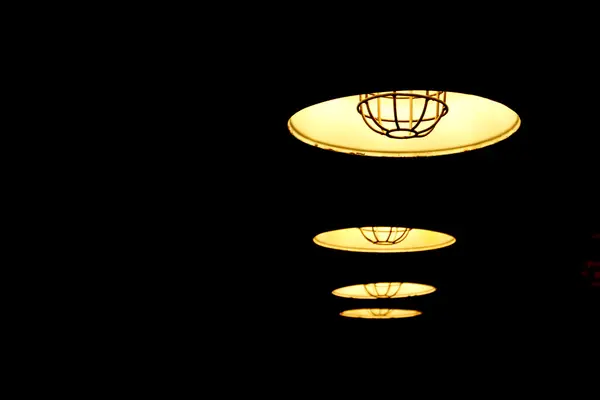 Vieille lampe suspendue avec ampoules — Photo
