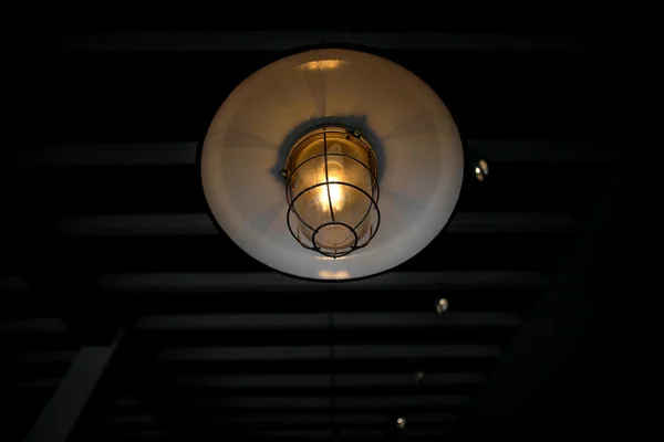 Старая висячая лампа с лампочками — стоковое фото