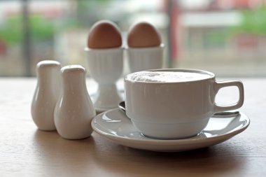 kahve ve eggcup yumuşak haşlanmış yumurta