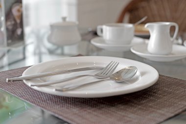 kaşık çatal ve bıçak beyaz plaka üzerinde