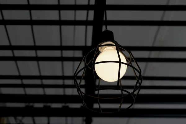Підвісна лампа з лампочками — стокове фото