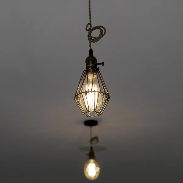 Lampa wisząca szklana z żarówek — Zdjęcie stockowe