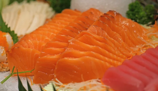 Atum sashimi e salmão na linha buffet — Fotografia de Stock