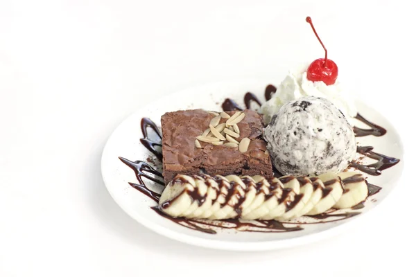 Brownie de chocolate com sorvete de banana e cereja no topo — Fotografia de Stock