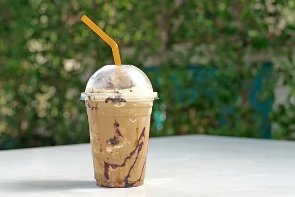 Café gelado em taça takeaway — Fotografia de Stock