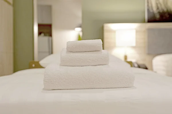 Yatakta beyaz havlu