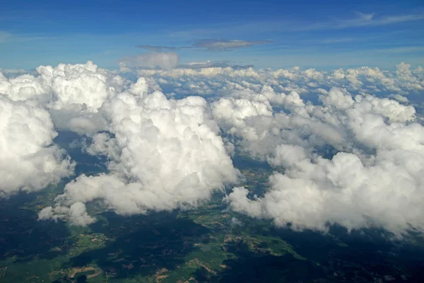 Moln Visa från fönstret i ett flygplan — Stockfoto